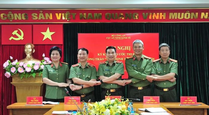 Lãnh đạo Cục An ninh kinh tế chủ trì phối hợp với các đơn vị ký giao ước thi đua.