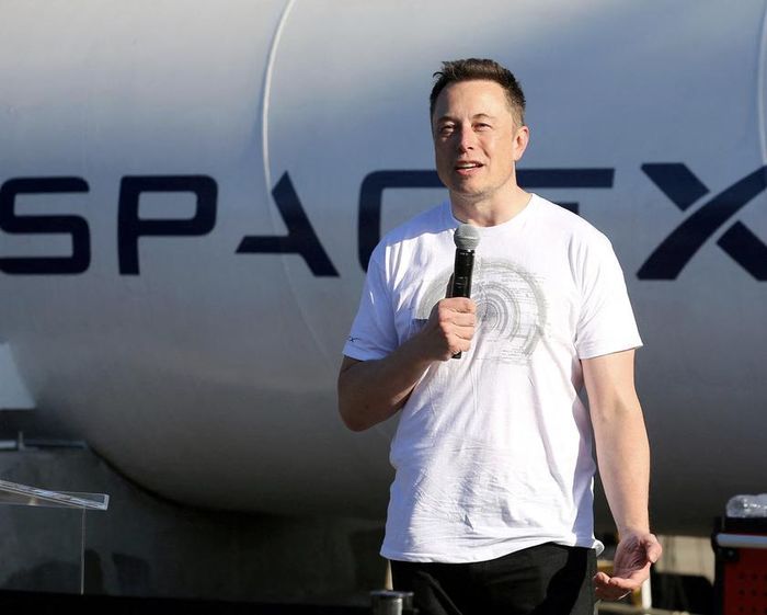 Elon Musk phát biểu tại cuộc thi SpaceX Hyperloop Pod Competition II năm 2017. Ảnh: Reuters