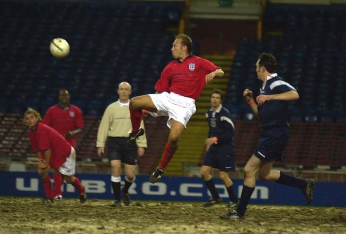 Thủ môn David Platt của đội tuyển Anh đang thi đấu trên sân Wembley lầy lội và đầy bùn đất năm 2000. Ảnh: REUTERS