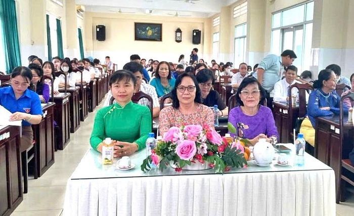 Các đại biểu dự lễ trao học bổng Nguyễn Sinh Sắc và Gương sáng hiếu học.