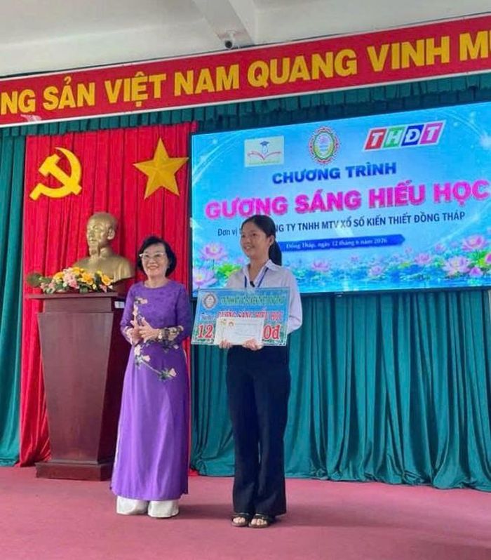 Đại diện Hội đồng Quản lý Quỹ Khuyến học Nguyễn Sinh Sắc, Hội Khuyến học tỉnh Đồng Tháp trao học bổng Gương sáng hiếu học cho sinh viên.