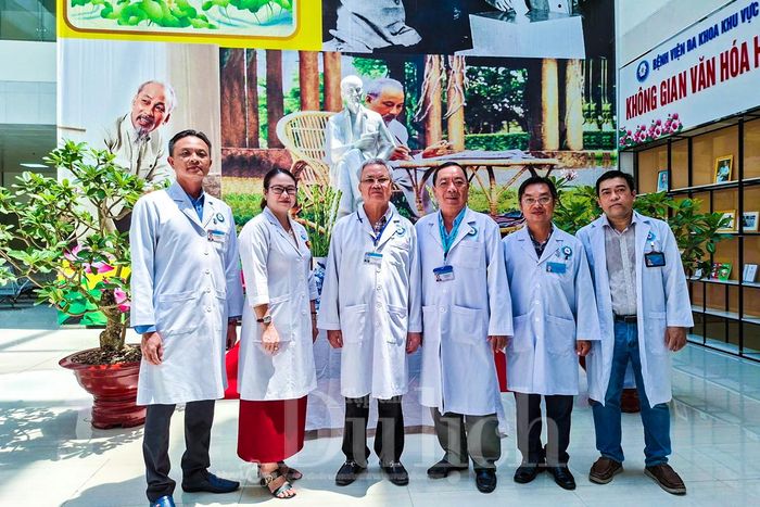 Vị trí trung tâm trang nghiêm này là nơi mỗi ngày đón hàng nghìn lượt bệnh nhân và thân nhân đến khám, chữa bệnh tại sảnh bệnh viện.