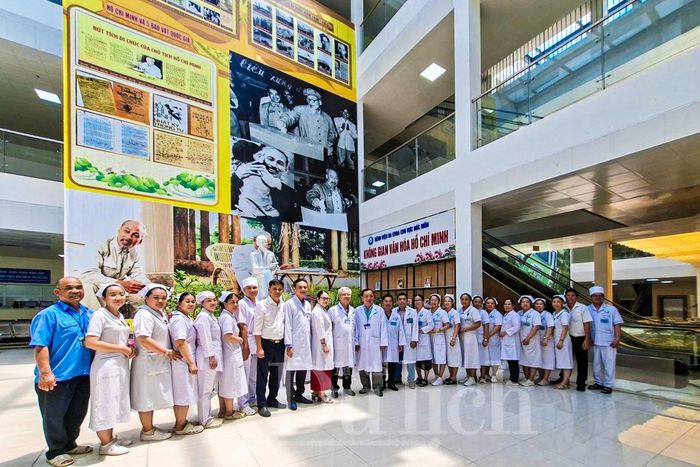 Không chỉ tạo dựng môi trường văn hóa giàu bản sắc, Không gian văn hóa Hồ Chí Minh cùng tượng Bác tại bệnh viện còn là nguồn động viên tinh thần đối với đội ngũ y bác sĩ cùng nhân viên y tế.