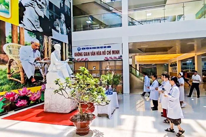 Bệnh viện Đa khoa Khu vực Hóc Môn trang trọng đặt tượng Chủ tịch Hồ Chí Minh được chế tác bằng đá cẩm thạch trắng nguyên khối, cao 3 mét, nặng 10 tấn.