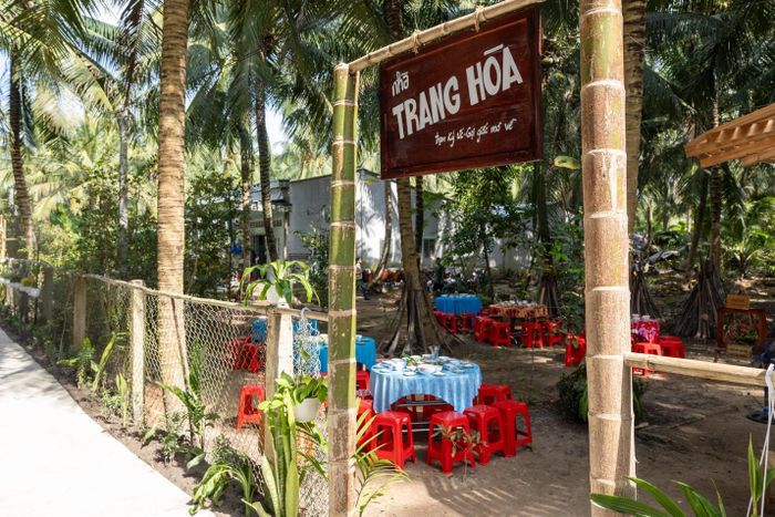 Không gian xanh mát tại một homestay.