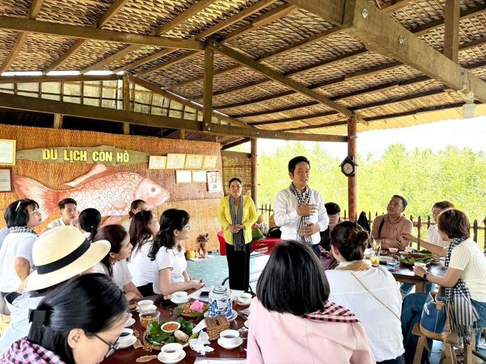 TS. Tạ Duy Linh và đoàn khảo sát trải nghiệm sản phẩm du lịch cộng đồng tại Cồn Hô.