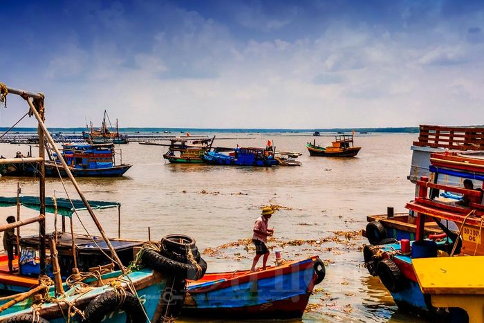 Nhịp sống đời thường của những người con xứ biển quanh năm lênh đênh trên sóng nước rộn ràng từ sớm mai đến chiều muộn.