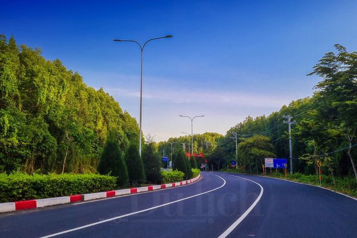 Vừa qua phà Bình Khánh, con đường Rừng Sác thênh thang rộng mở hướng thẳng đến bến Tắc Xuất, băng qua “Lá phổi xanh thành phố”.