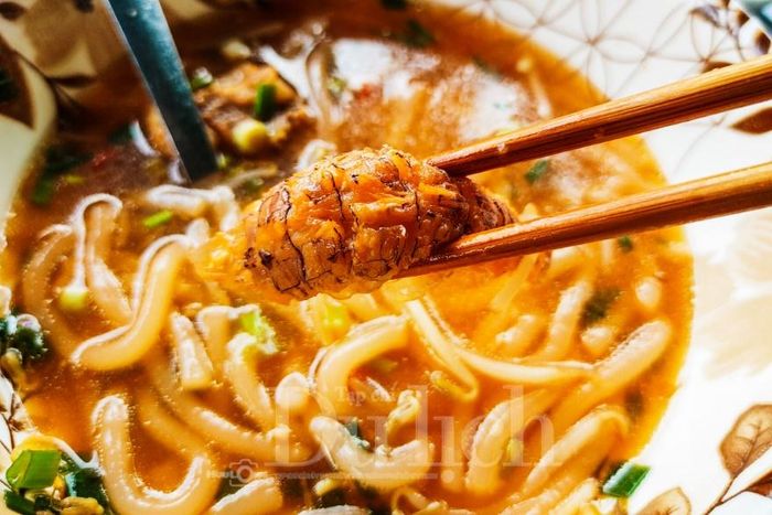 Tạm dừng chân bên quán mộc mạc ven đường trước khi xuống bến phà là tô bánh canh Cây Bàng nóng hổi vừa thổi vừa ăn, ngọt lừ hải sản.
