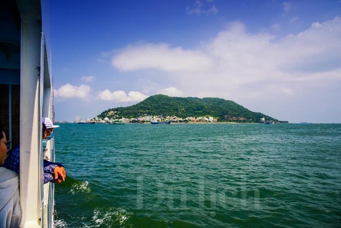 Thế nên, hãy tạm gác lại những lo toan thường nhật, xách ba lô lên và đi để không bỏ lỡ khúc giao mùa chan hòa nắng của vịnh biển đầy năng động.