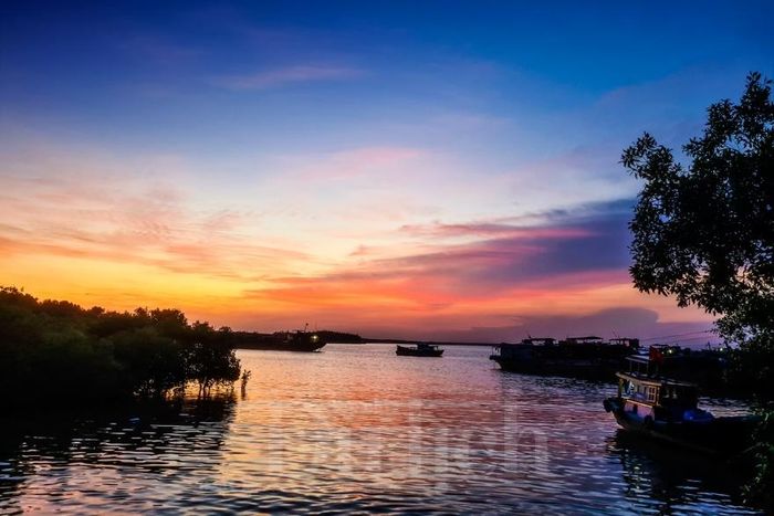 Chiều muộn chuyển màu chạng vạng, sắc cam - tím nhuộm thẫm không gian, những cánh hải âu chao lượn cuối trời tạo nên cảm giác đầy hoài niệm.