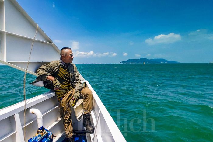 Lênh đênh giữa sóng nước vịnh Gành Rái nối liền Cần Giờ và Vũng Tàu luôn là trải nghiệm đong đầy cảm xúc cho những trái tim yêu biển.