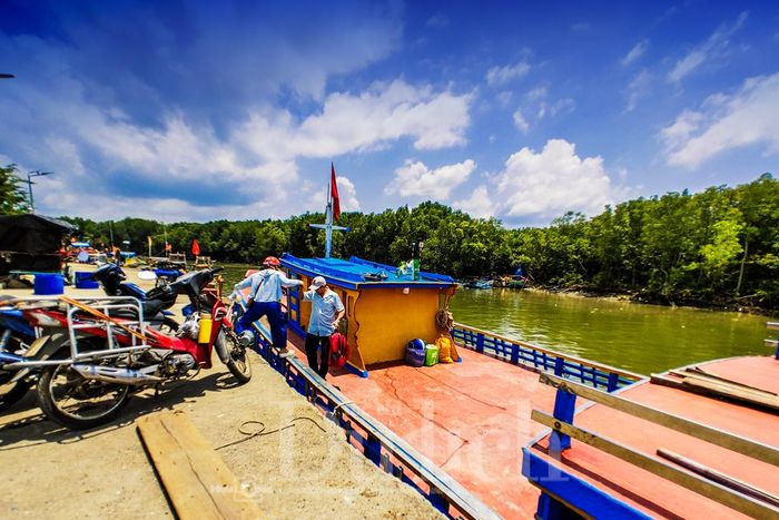 Trước khi có tuyến phà vượt biển hoạt động, hàng ngày “khách sang sông” phải lụy đò ngày chỉ đôi ba chuyến tùy thuộc vào con nước.