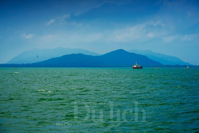 Hành trình lướt sóng vừa mang vẻ hoang sơ, vừa hiện đại; chia tay những rặng phi lao, rừng đước xanh thẳm là núi non trập trùng in bóng những siêu tàu container.