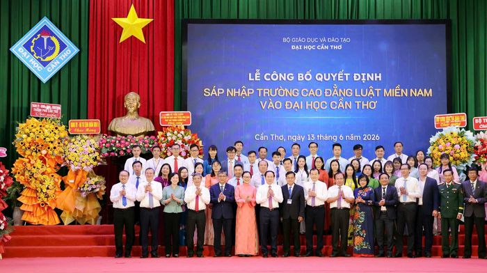Phó thủ tướng Lê Tiến Châu chụp ảnh lưu niệm cùng các đại biểu. Ảnh: Phạm Trung.