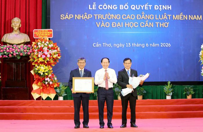 Phó thủ tướng Lê Tiến Châu trao quyết định cho Giám đốc Đại học Cần Thơ Trần Trung Tính (bìa trái). Ảnh: Phạm Trung.