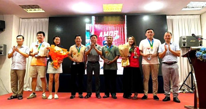 Ban tổ chức trao giải cho các đội thi.