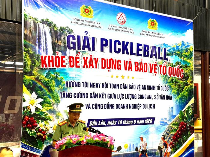 Thượng tá Vũ Xuân Dũng – Phó Trưởng Phòng An ninh đối ngoại (PA01), Công an tỉnh Đắk Lắk phát biểu khai mạc giải đấu.