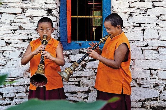 Các nhà sư trẻ đang chơi gyaling tại tu viện Rinchenpong | Ảnh: Sandipan Chatterjee
