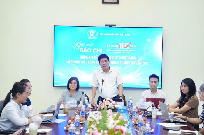 Ông Cao Hữu Hiếu, Tổng Giám đốc Tổng giám đốc Tập đoàn Dệt may Việt Nam (Vinatex) chia sẻ thông tin tại buổi họp báo. (Ảnh: PV)
