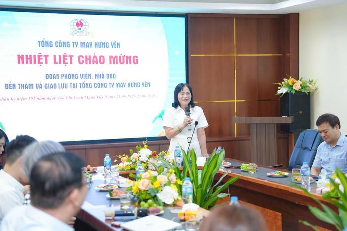 Bà Phạm Thị Phương Hoa, Tổng Giám đốc kiêm Thành viên Hội đồng quản trị Tổng Công ty May Hưng Yên, CTCP (HUGACO) chia sẻ thông tin. (Ảnh: PV)