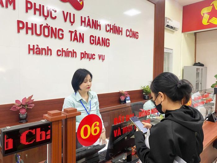 Người dân thực hiện thủ tục hành chính trên môi trường số.