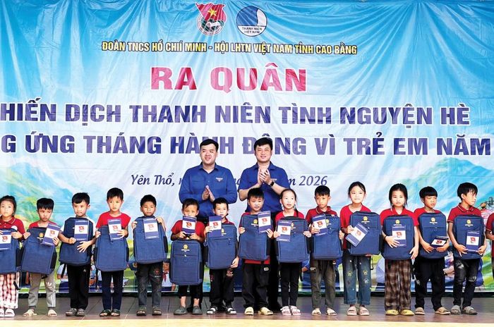 Thiếu nhi xã Yên Thổ nhận những phần quà ý nghĩa từ các cấp bộ Đoàn trong Chiến dịch Thanh niên tình nguyện hè năm 2026.