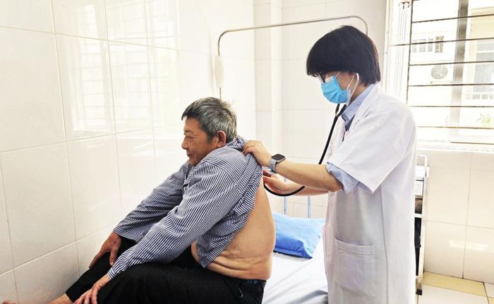 Bảo hiểm Y tế góp phần bảo đảm việc khám, điều trị thường xuyên cho người cao tuổi mắc bệnh mãn tính.