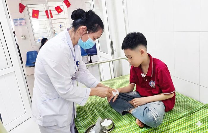 Nhờ chính sách bảo hiểm y tế, nhiều bệnh nhi được khám, điều trị sớm và liên tục tại cơ sở y tế.