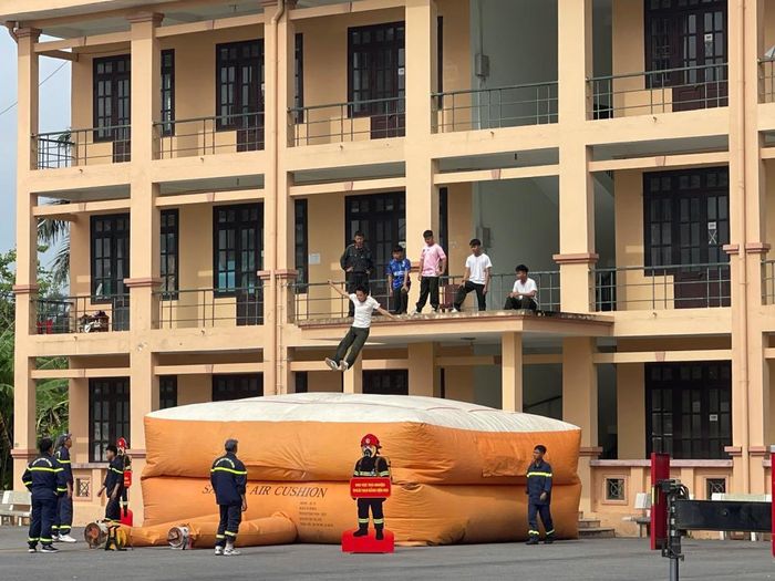 Nội dung thoát hiểm bằng đệm hơi được nhiều người dân và học sinh lựa chọn trải nghiệm.
