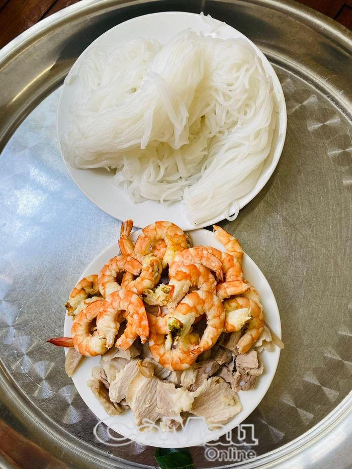 Bún trắng, tôm và thịt nguyên liệu chính của món bún suông.