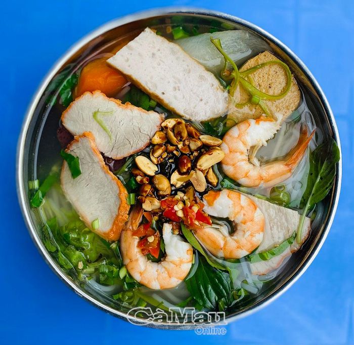 Tô bún suông hấp dẫn được chan tương có đậu phộng.