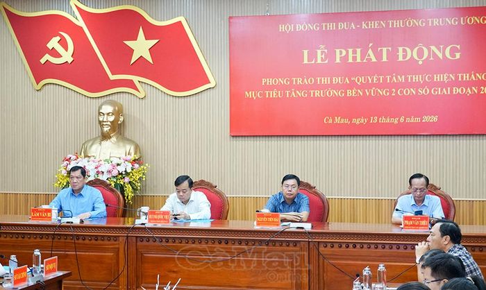 Các đồng chí lãnh đạo tỉnh Cà Mau và An Giang tham dự lễ phát động tại điểm cầu Cà Mau.