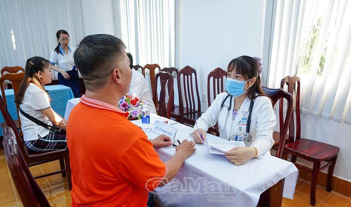  Bác sĩ trực tiếp tư vấn, giải đáp các thắc mắc và hướng dẫn biện pháp phòng bệnh.