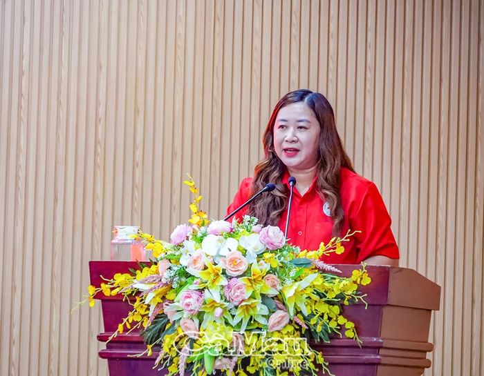 Phó Chủ tịch Hội Chữ thập đỏ tỉnh Cà Mau Hồ Quý Nhi phát biểu tại buổi lễ.