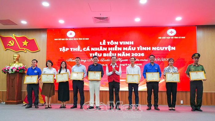Phó Chủ tịch UBND tỉnh Ngô Vũ Thăng trao tặng Bằng khen của Chủ tịch UBND tỉnh cho các gia đình, cá nhân hiến máu từ 20-30 lần (ảnh trên) và các tập thể có thành tích xuất sắc trong công tác vận động hiến máu tình nguyện.