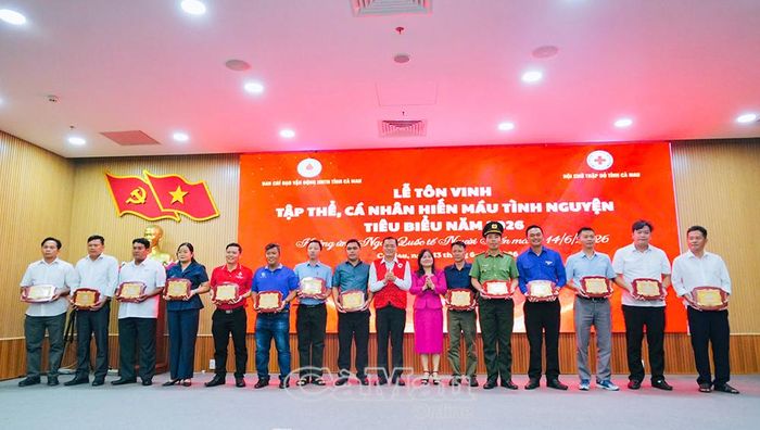 Phó Chủ tịch UBND tỉnh Ngô Vũ Thăng và Phó Chủ tịch Ủy ban MTTQ Việt Nam tỉnh Cà Mau Võ Thị Ngọc Hân trao tặng biểu trưng cho các cá nhân hiến máu trên 30 lần.
