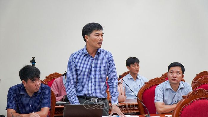 Đại diện Ban Quản lý dự án xây dựng tỉnh Cà Mau báo cáo tiến độ thực hiện dự án.