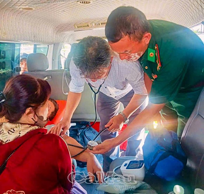 Nhân viên y tế và cán bộ Đồn Biên phòng Sông Đốc thăm khám, theo dõi tình trạng sức khỏe thuyền trưởng N.V.H trước khi chuyển đến Bệnh viện SOS Cần Thơ điều trị.