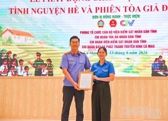 Chị Hà Ngọc Thảo, Bí thư Đoàn Thanh niên các cơ quan Đảng tỉnh, trao quyết định thành lập Đội hình Chiến dịch Kỳ nghỉ hồng năm 2026.