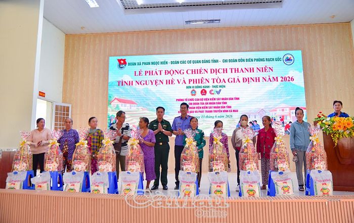 Trong khuôn khổ chương trình, các đơn vị đã trao 30 suất quà cho người dân có hoàn cảnh khó khăn trên địa bàn, mỗi suất trị giá 500 ngàn đồng gồm các nhu yếu phẩm thiết yếu. 