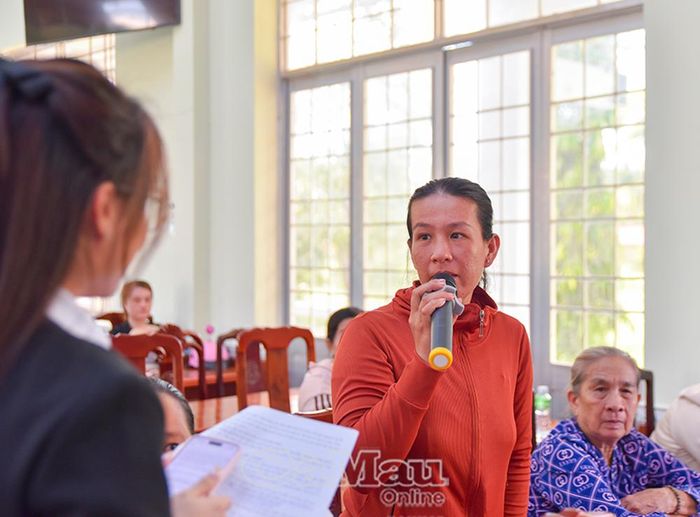 Người dân tham gia trả lời các câu hỏi tìm hiểu kiến thức pháp luật về phòng, chống khai thác IUU.