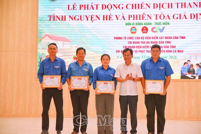 Đồng chí Ngô Minh Toại, Phó Bí thư Đảng ủy, Chủ tịch UBND Xã Phan Ngọc Hiển, trao khen thưởng cho các cá nhân có thành tích xuất sắc trong Chiến dịch Tiếp sức mùa thi năm 2026.