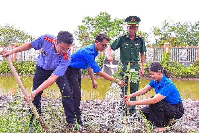 Ngoài ra, đoàn viên, thanh niên còn tổ chức chương trình đổi rác thải nhựa lấy quà và tham gia trồng cây xanh trong khuôn viên trụ sở UBND Xã Phan Ngọc Hiển, góp phần nâng cao ý thức bảo vệ môi trường trong cộng đồng. 