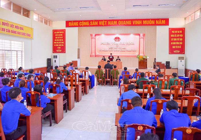 Phiên tòa giả định với chủ đề chống khai thác được dàn dựng sinh động, thu hút đông đảo đoàn viên, thanh niên và người dân theo dõi.