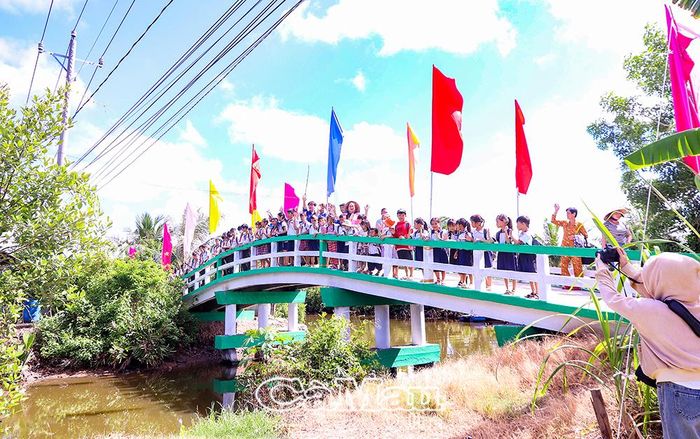  Người dân địa phương và các em học sinh phấn khởi khi các cây cầu mới hoàn thành, đưa vào sử dụng.