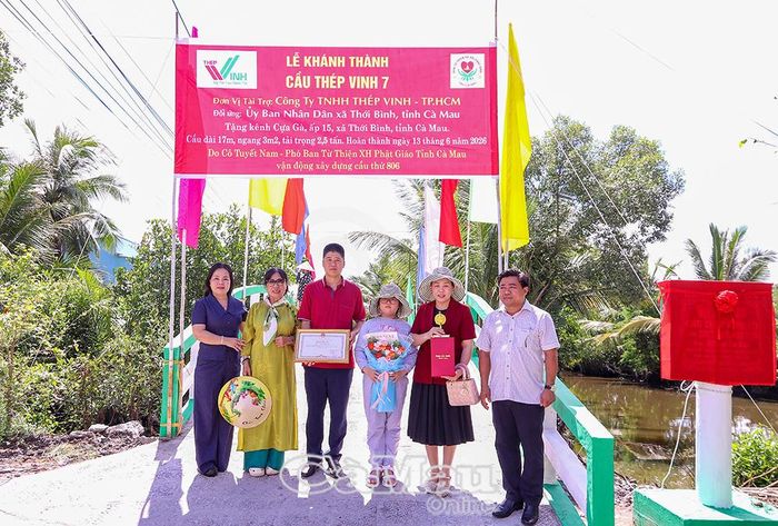 Bí thư Đảng ủy xã Thới Bình Trần Thị Kiều Yến (bìa trái) trao Bằng khen của Chủ tịch UBND tỉnh Cà Mau tặng Công ty TNHH Thép Vinh đã có nhiều đóng góp trong việc hỗ trợ kinh phí xây dựng cầu giao thông nông thôn trên địa bàn tỉnh.