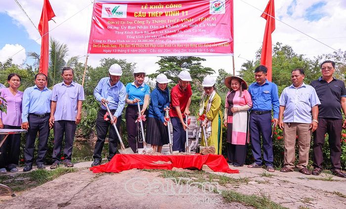 Đại biểu và nhà tài trợ thực hiện nghi thức động thổ xây dựng cầu giao thông nông thôn tại Ấp 1, xã Khánh An.