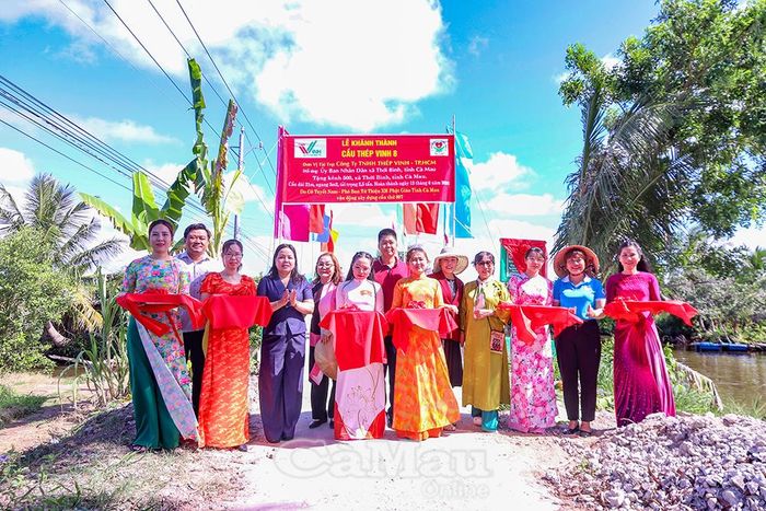Các đại biểu thực hiện nghi thức khánh thành cầu giao thông nông thôn tại Ấp 5, xã Thới Bình. Đây là cây cầu thứ 8 được Công ty TNHH Thép Vinh hỗ trợ xây dựng hoàn thành trên địa bàn tỉnh Cà Mau.