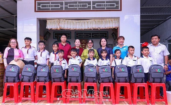 Dịp này, Ban tổ chức trao 200 suất quà cho hộ nghèo, hộ có hoàn cảnh khó khăn và các em học sinh vượt khó học tốt trên địa bàn xã Thới Bình.